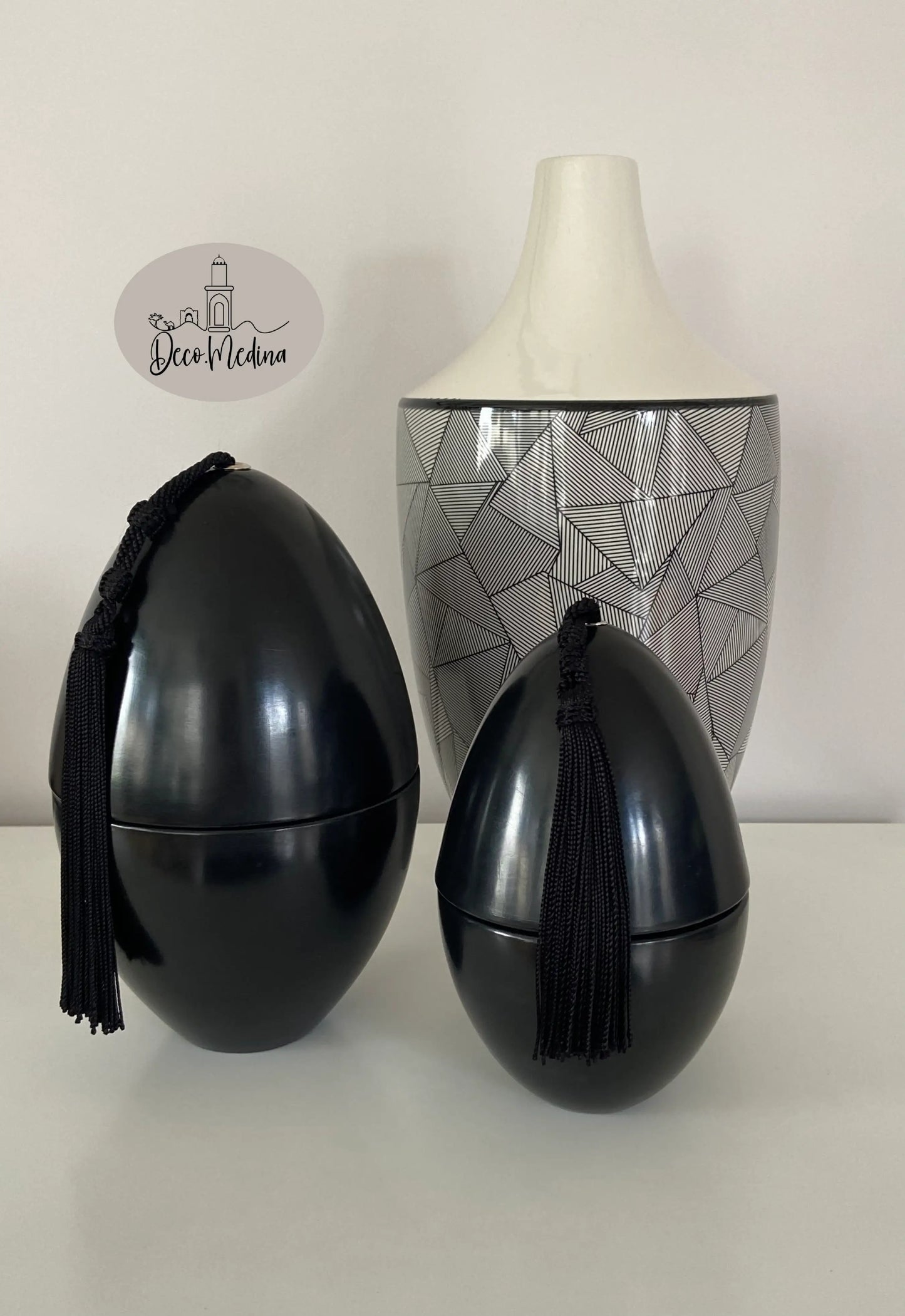 œufs décoratifs noirs