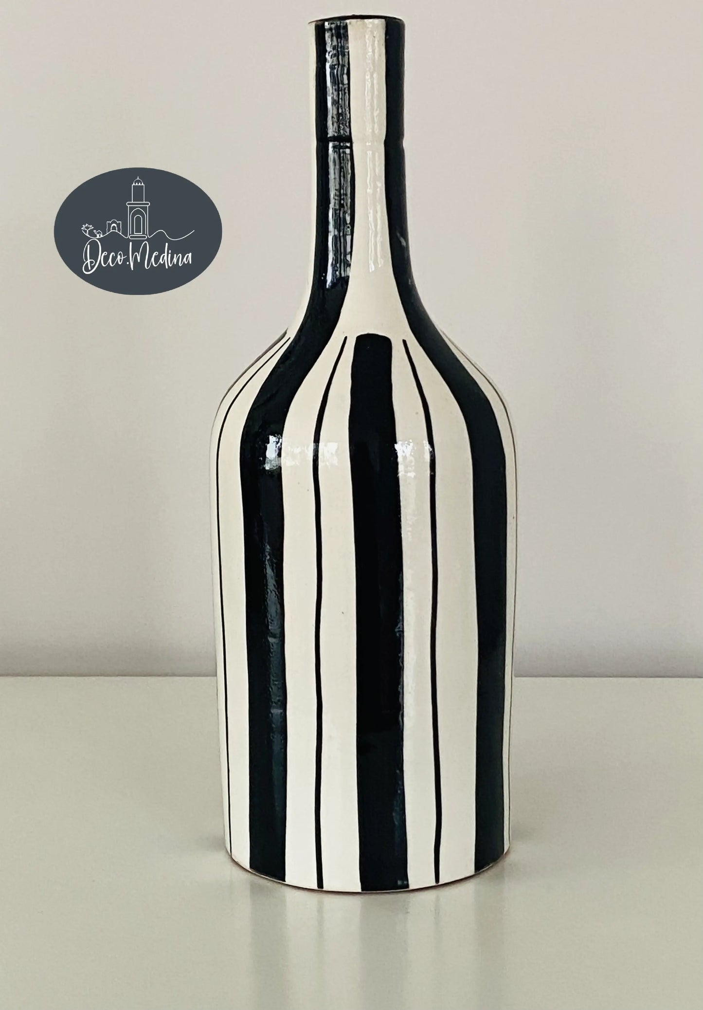 Vase en céramique à rayures noires