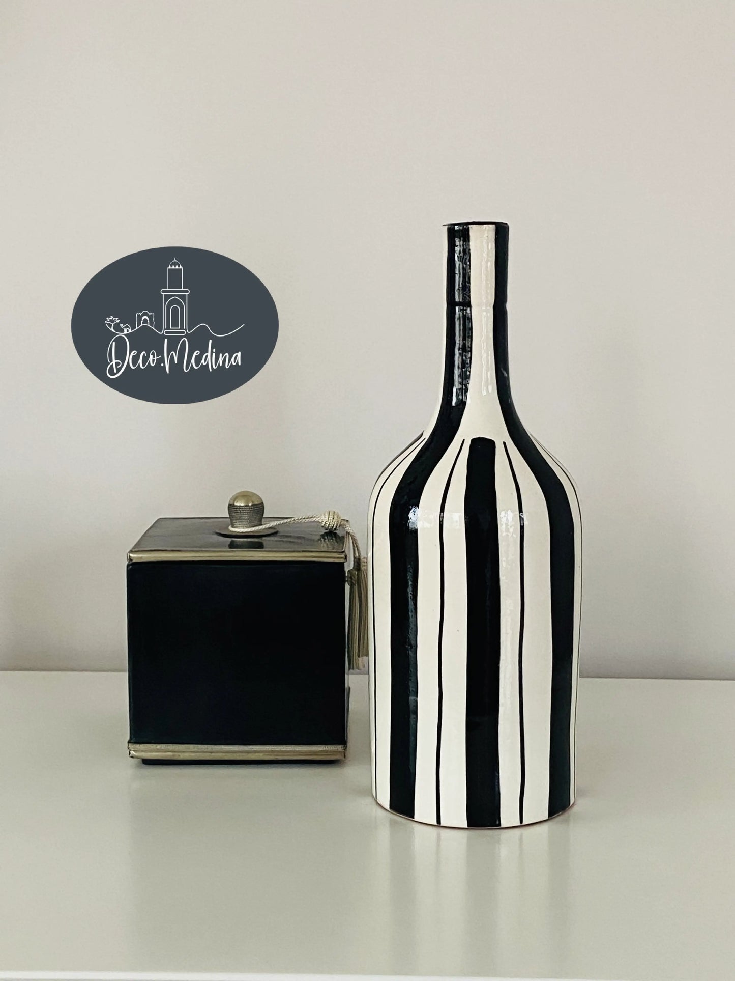 Vase en céramique à rayures noires