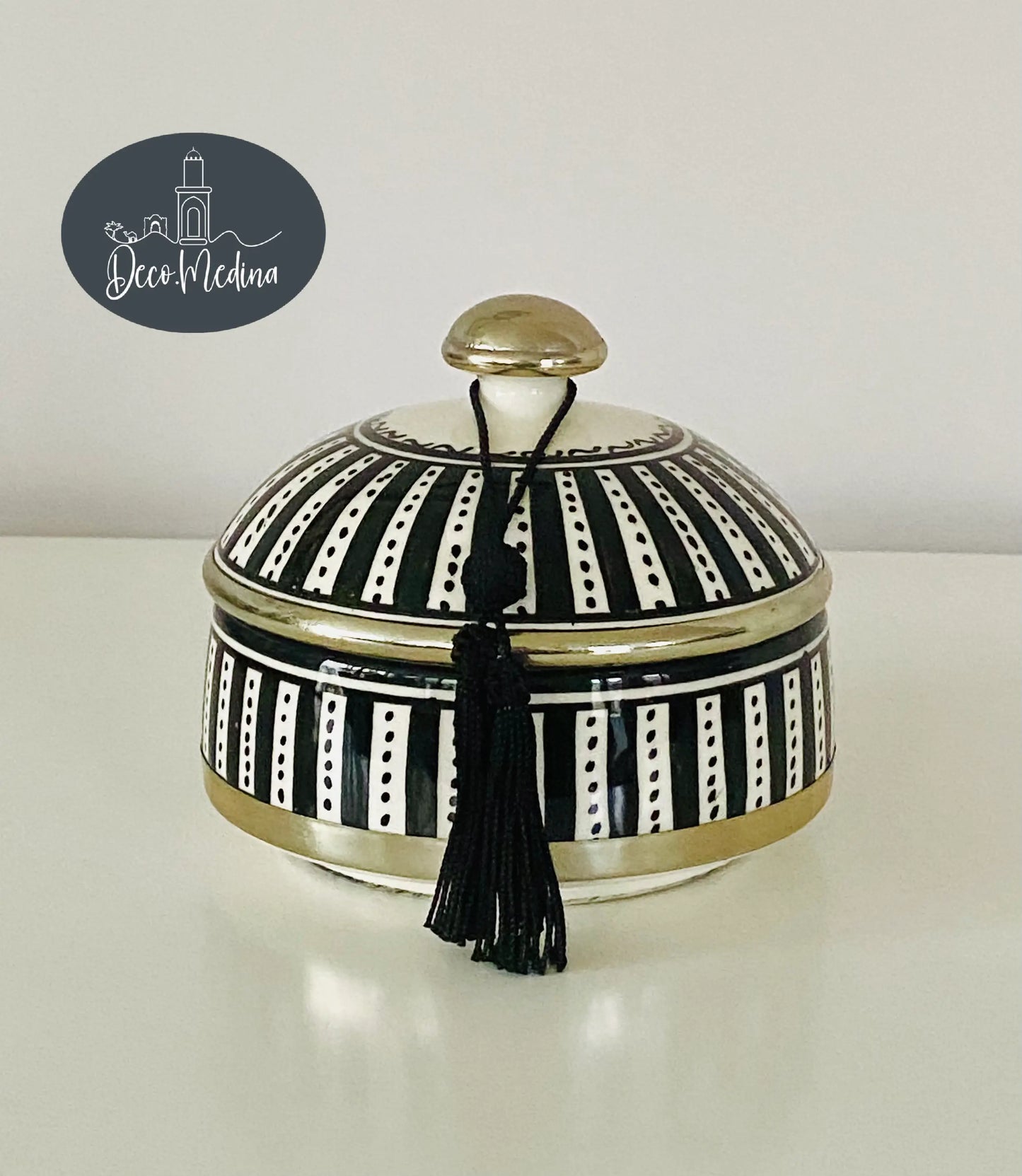 Poterie en céramique et métal rayée