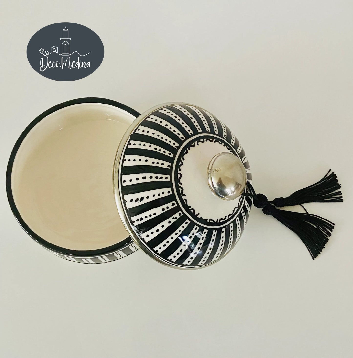 Poterie en céramique et métal rayée