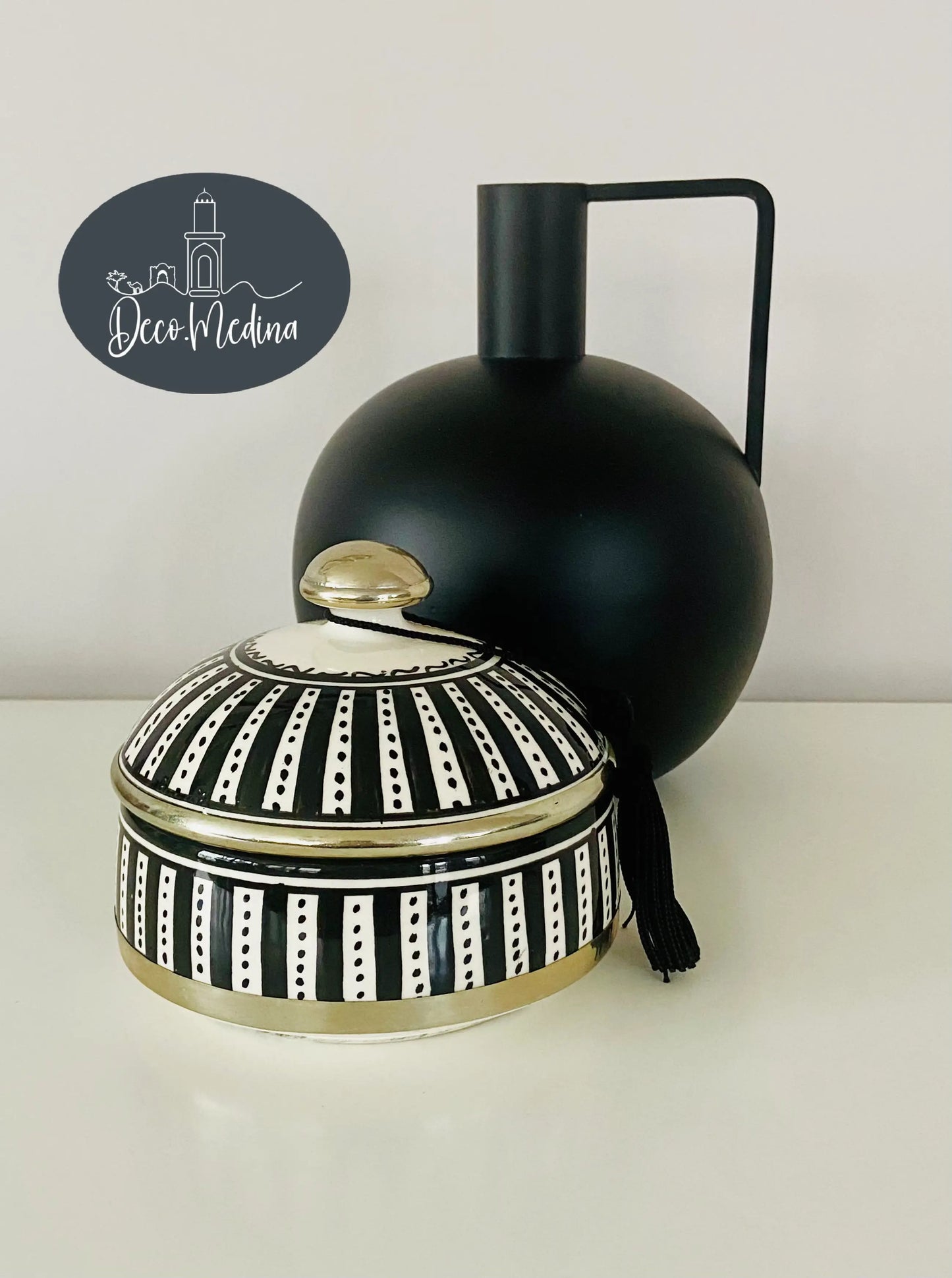 Poterie en céramique et métal rayée