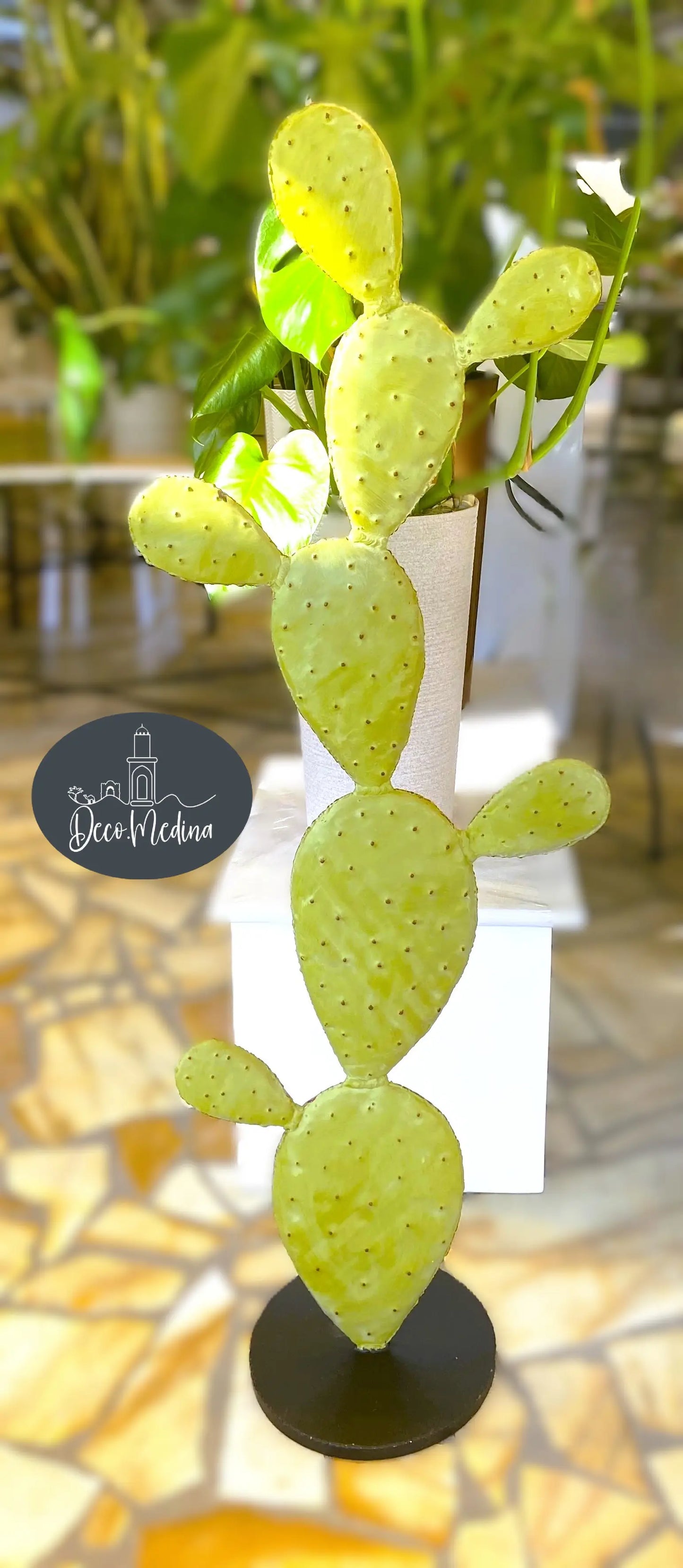 Sculpture de cactus en métal.