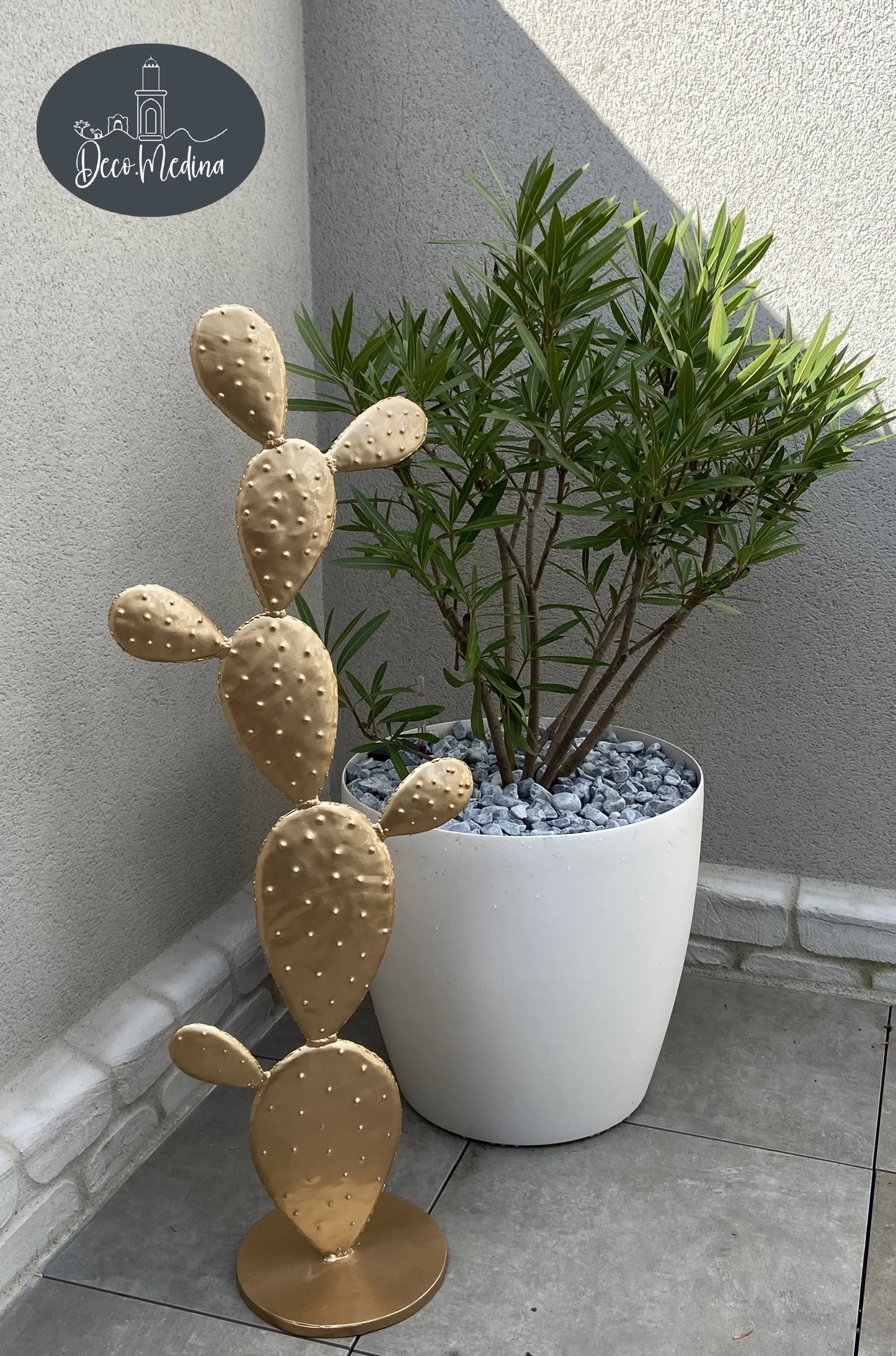 Sculpture de cactus en métal.