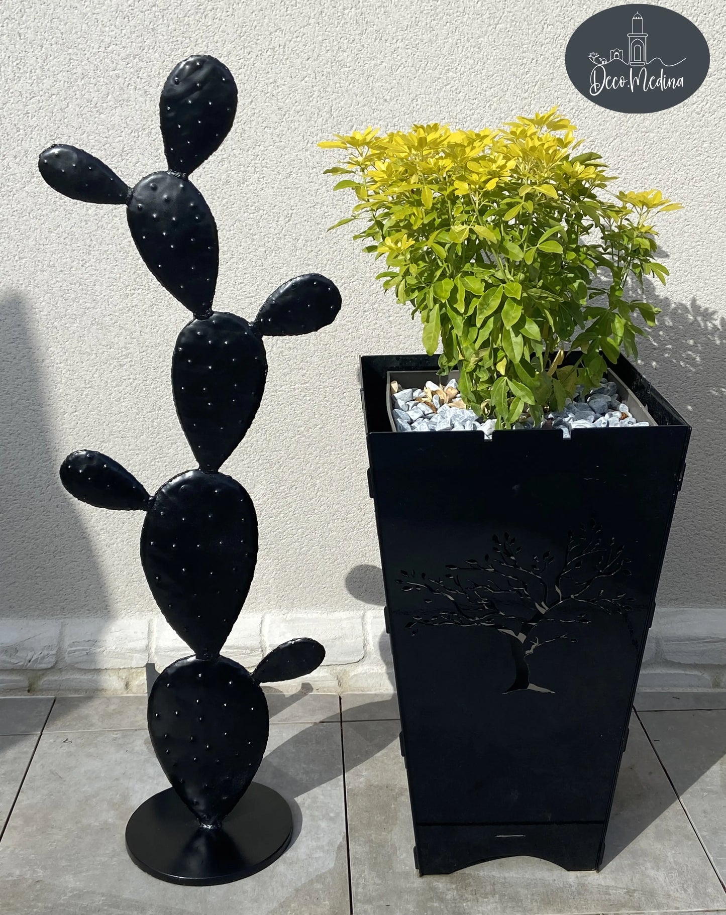 Sculpture de cactus en métal.