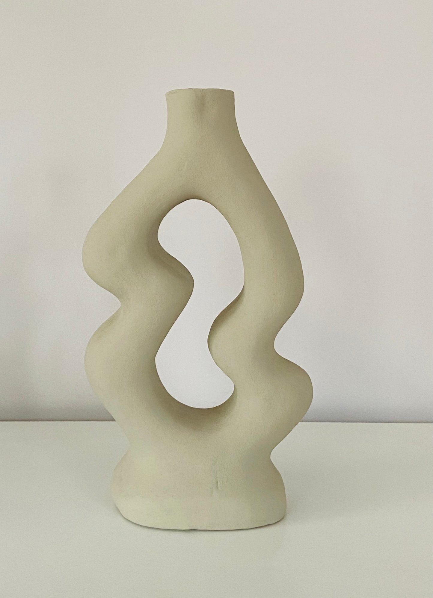 Vase décoratif brut abstrait